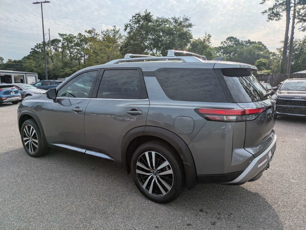 Used 2025 Nissan Pathfinder Platinum w/ Black Appearance Package FWD image 6