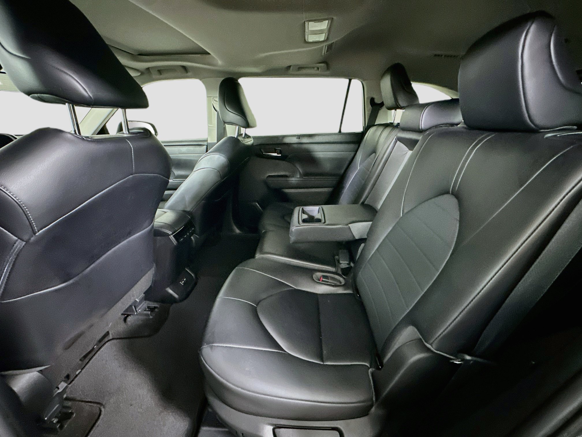 Used 2023 Toyota Highlander XLE FWD image 28