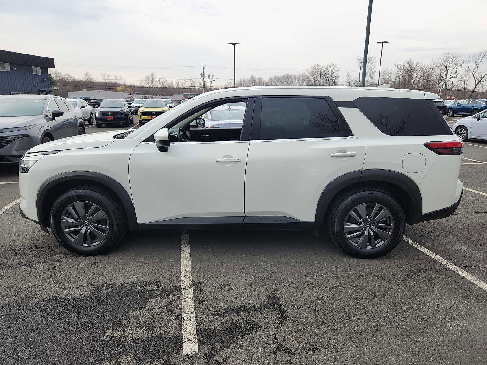Used 2022 Nissan Pathfinder S AWD/4WD image 6