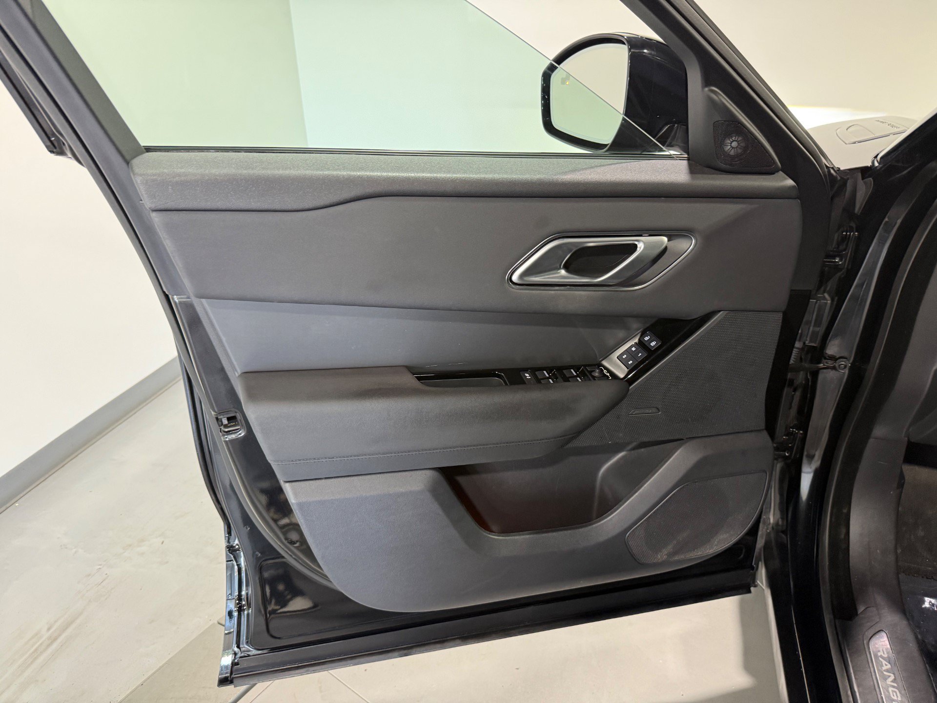 Used 2024 Land Rover Range Rover Velar Dynamic SE AWD/4WD image 15
