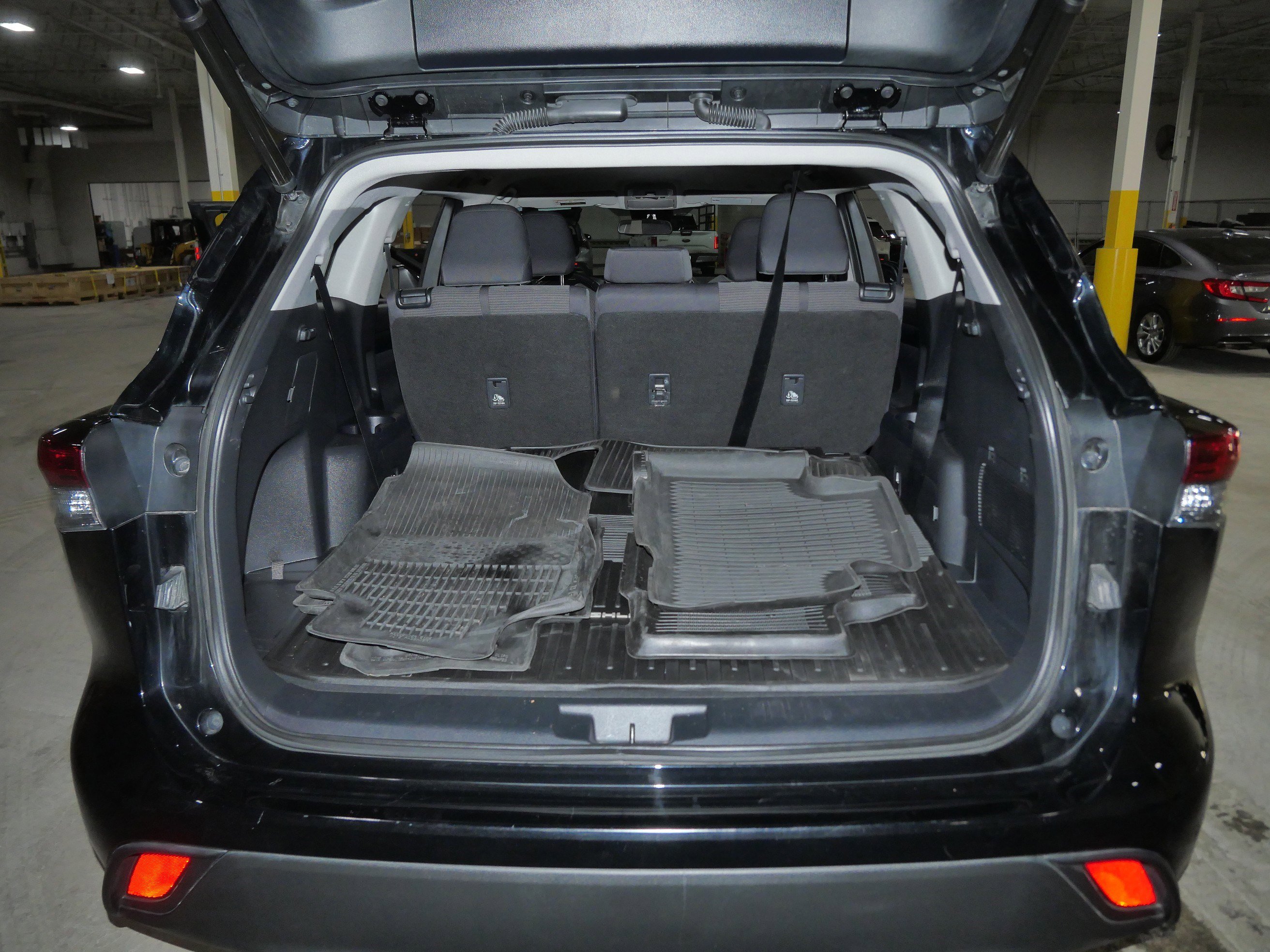 Used 2023 Toyota Highlander LE AWD/4WD image 18