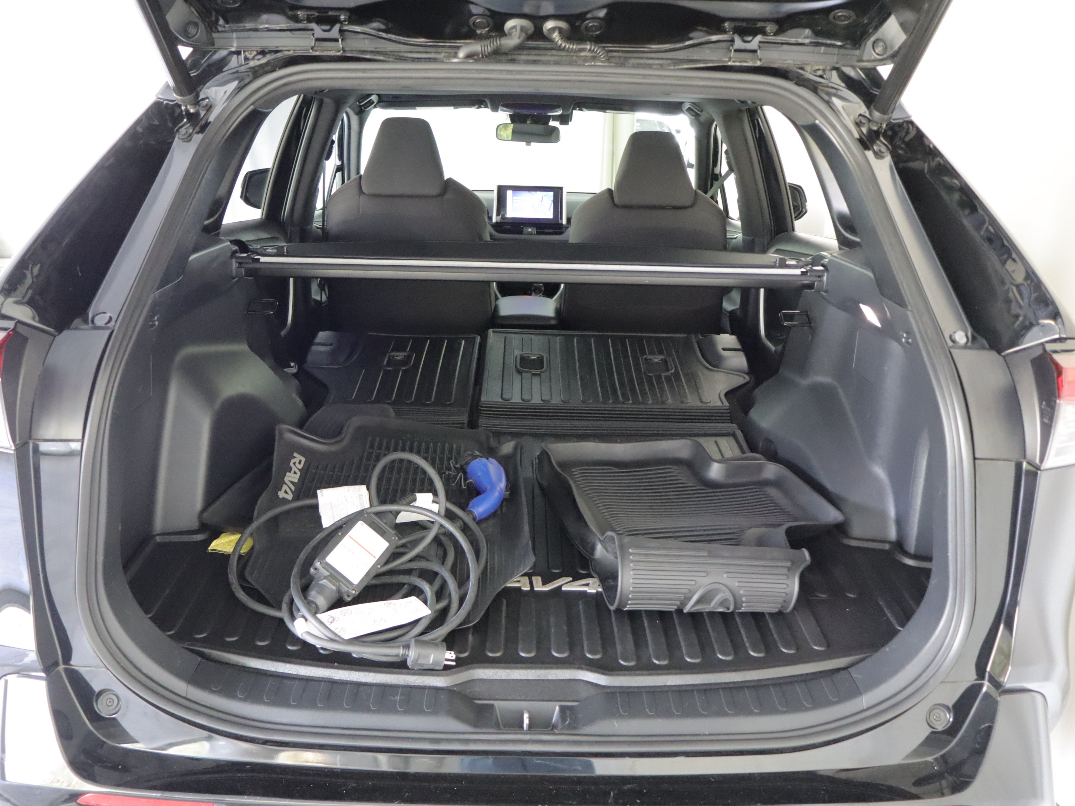 Used 2023 Toyota RAV4 SE w/ Weather & Moonroof Package AWD/4WD image 22