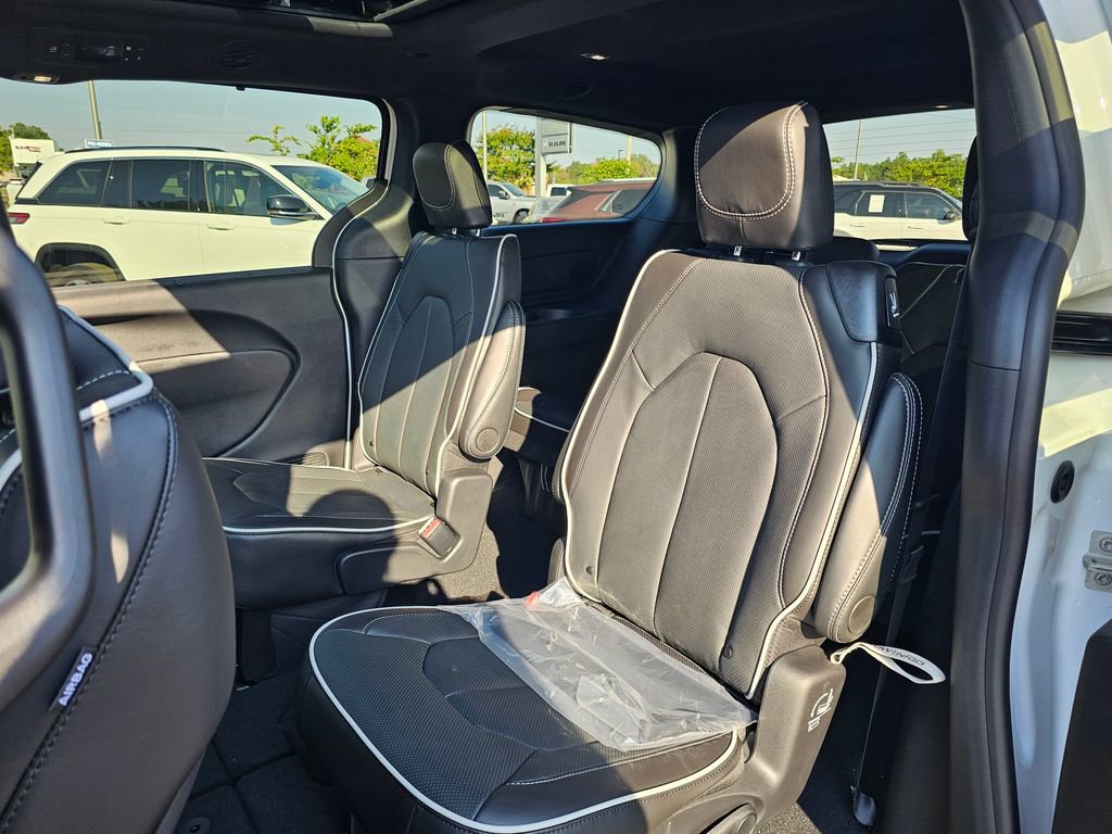 New 2026 Chrysler Pacifica Limited image 28