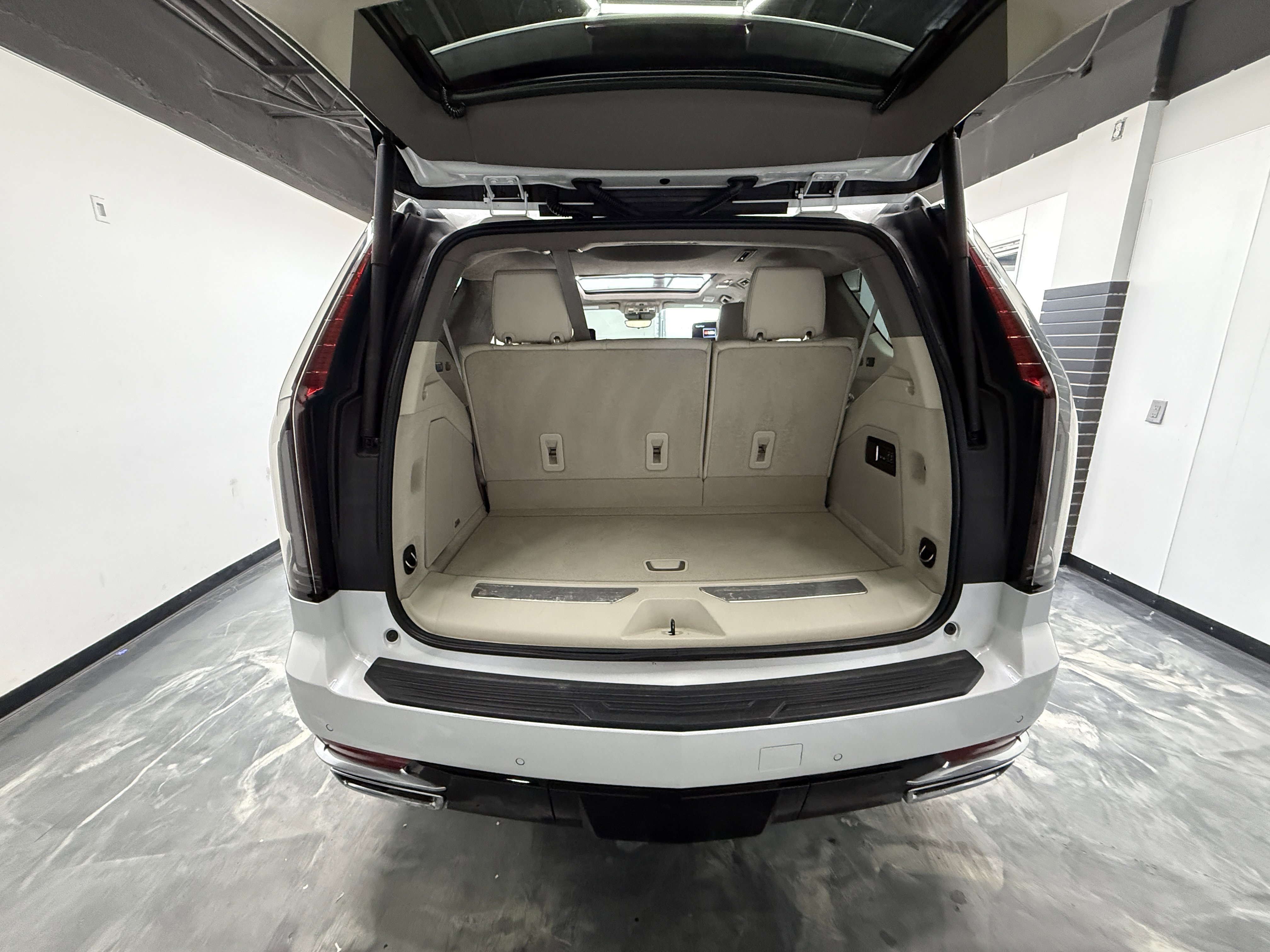 Used 2023 Cadillac Escalade Premium Luxury Platinum image 30