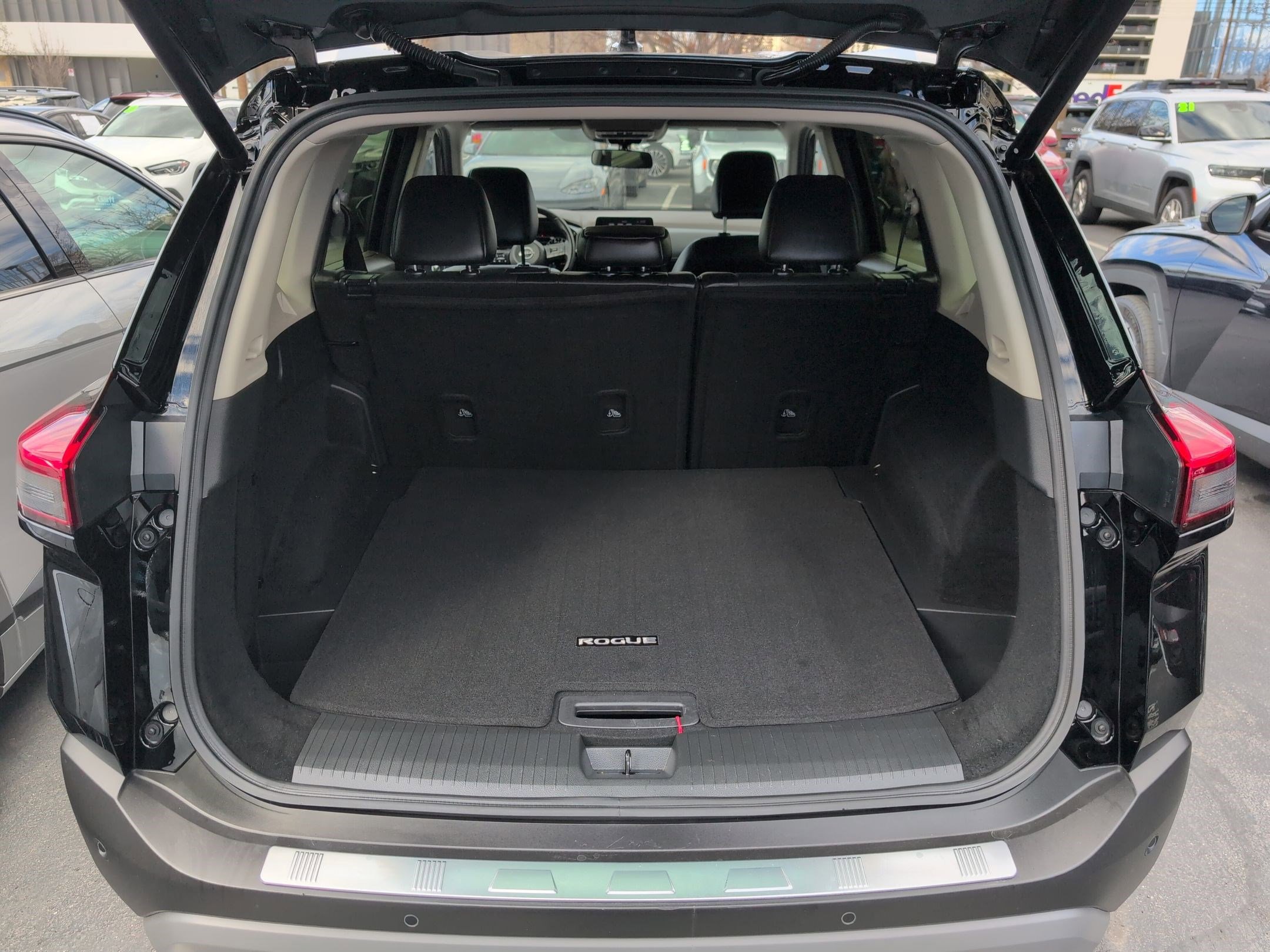 Used 2023 Nissan Rogue SV w/ SV Premium B Package image 31