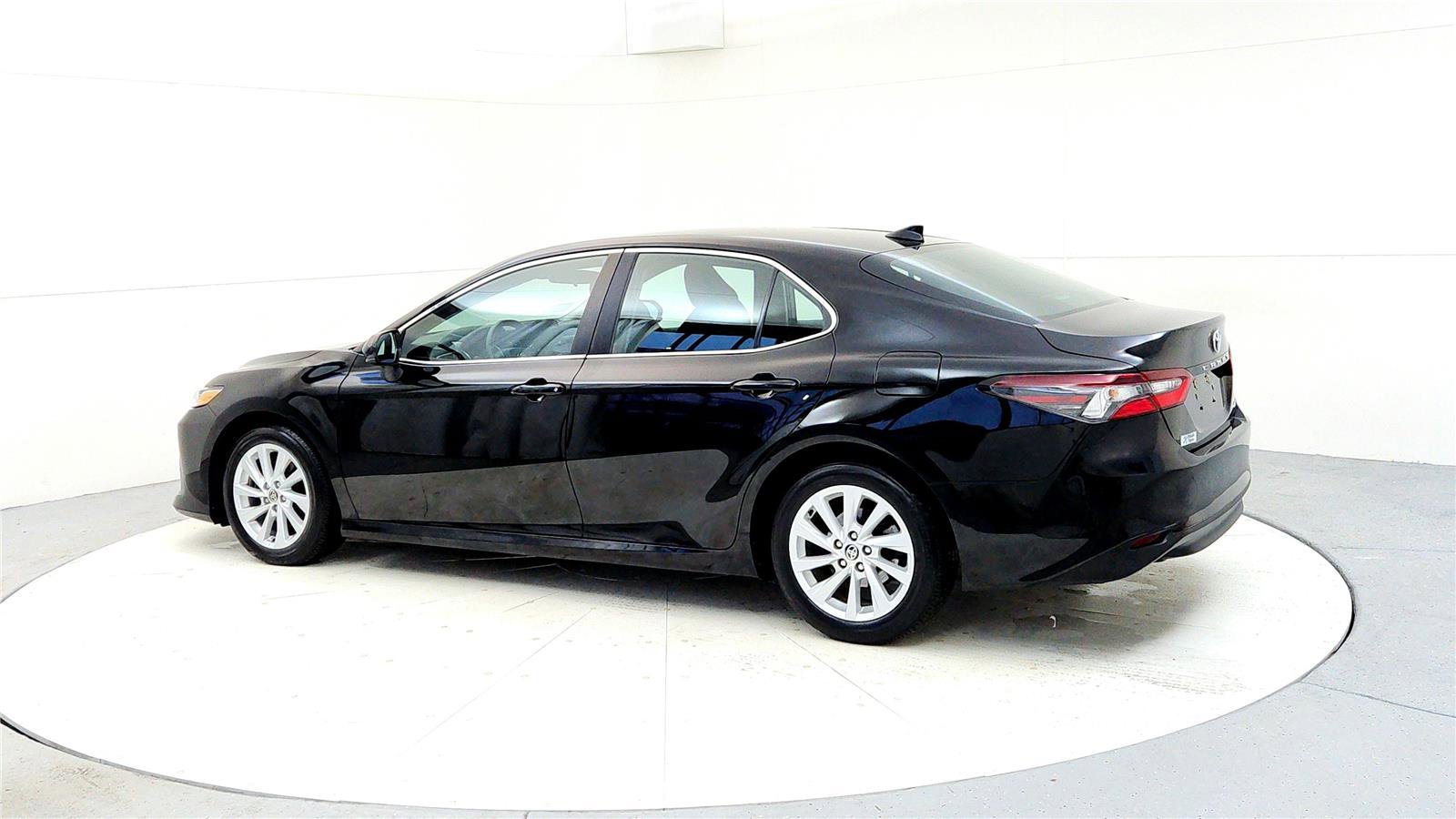 Used 2022 Toyota Camry LE image 4