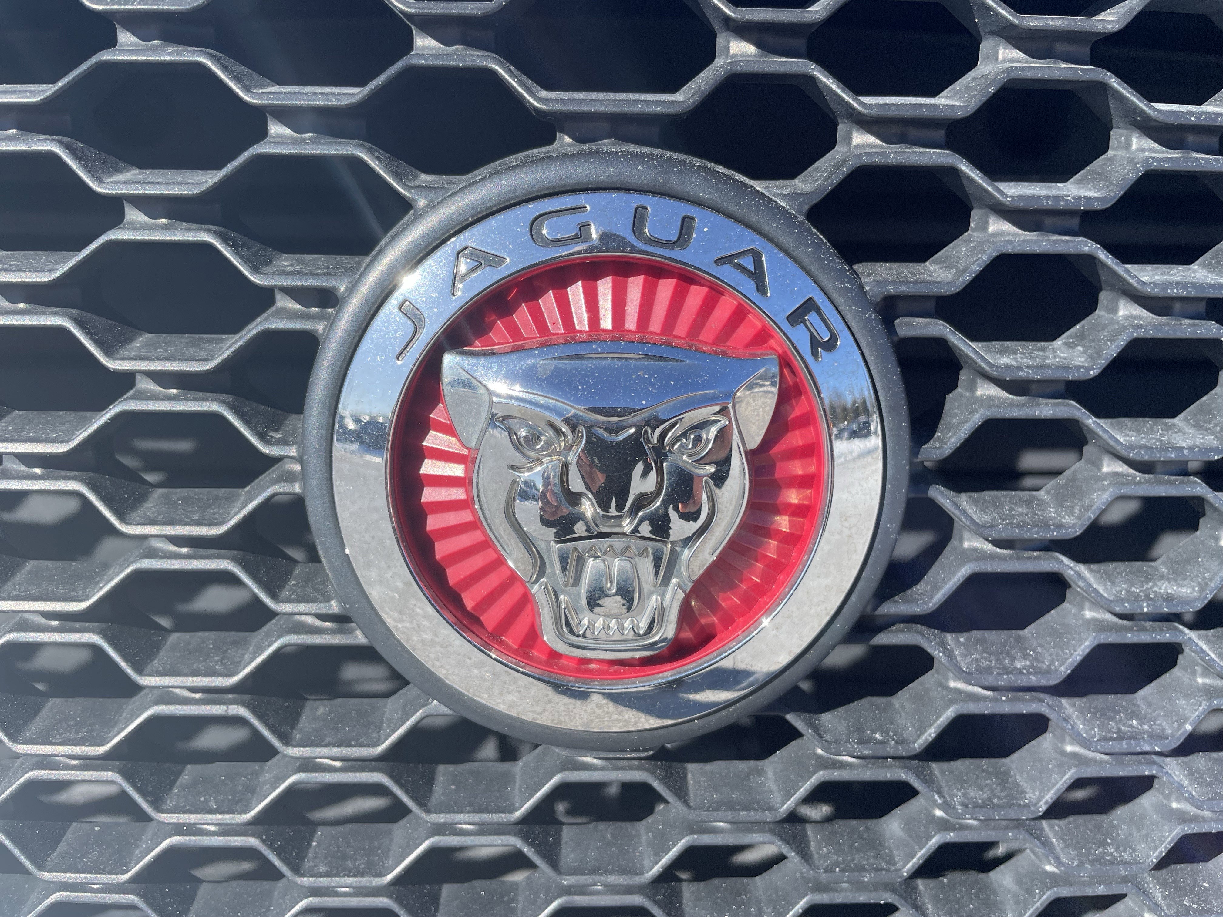 Used 2018 Jaguar F-PACE Premium image 32