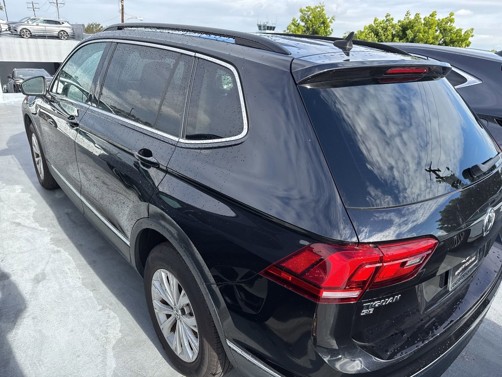 Used 2018 Volkswagen Tiguan SE w/ Panoramic Sunroof Package image 7