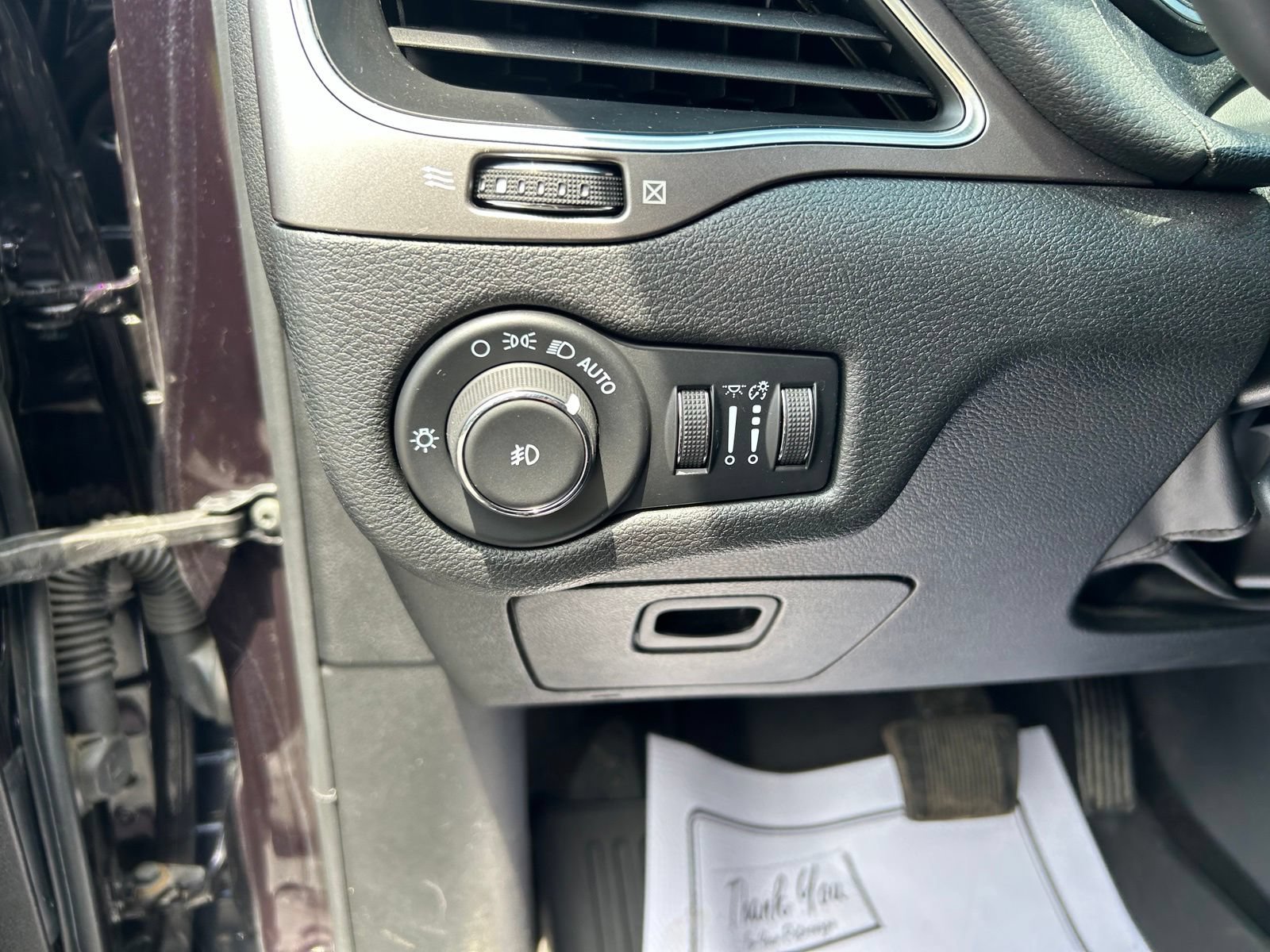 Used 2021 Jeep Cherokee Latitude Plus AWD/4WD image 16