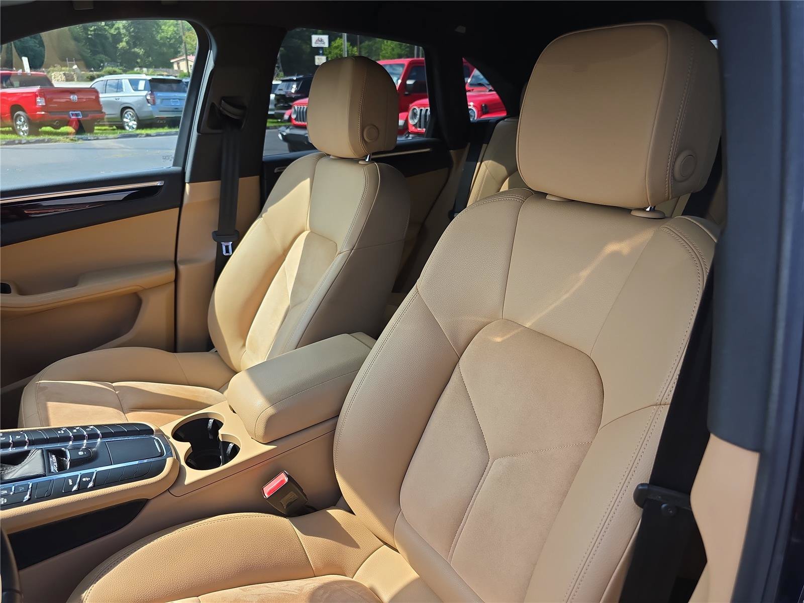 Used 2018 Porsche Macan AWD/4WD image 20