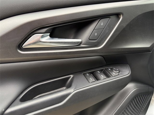 Used 2025 Chevrolet Equinox EV LT image 16