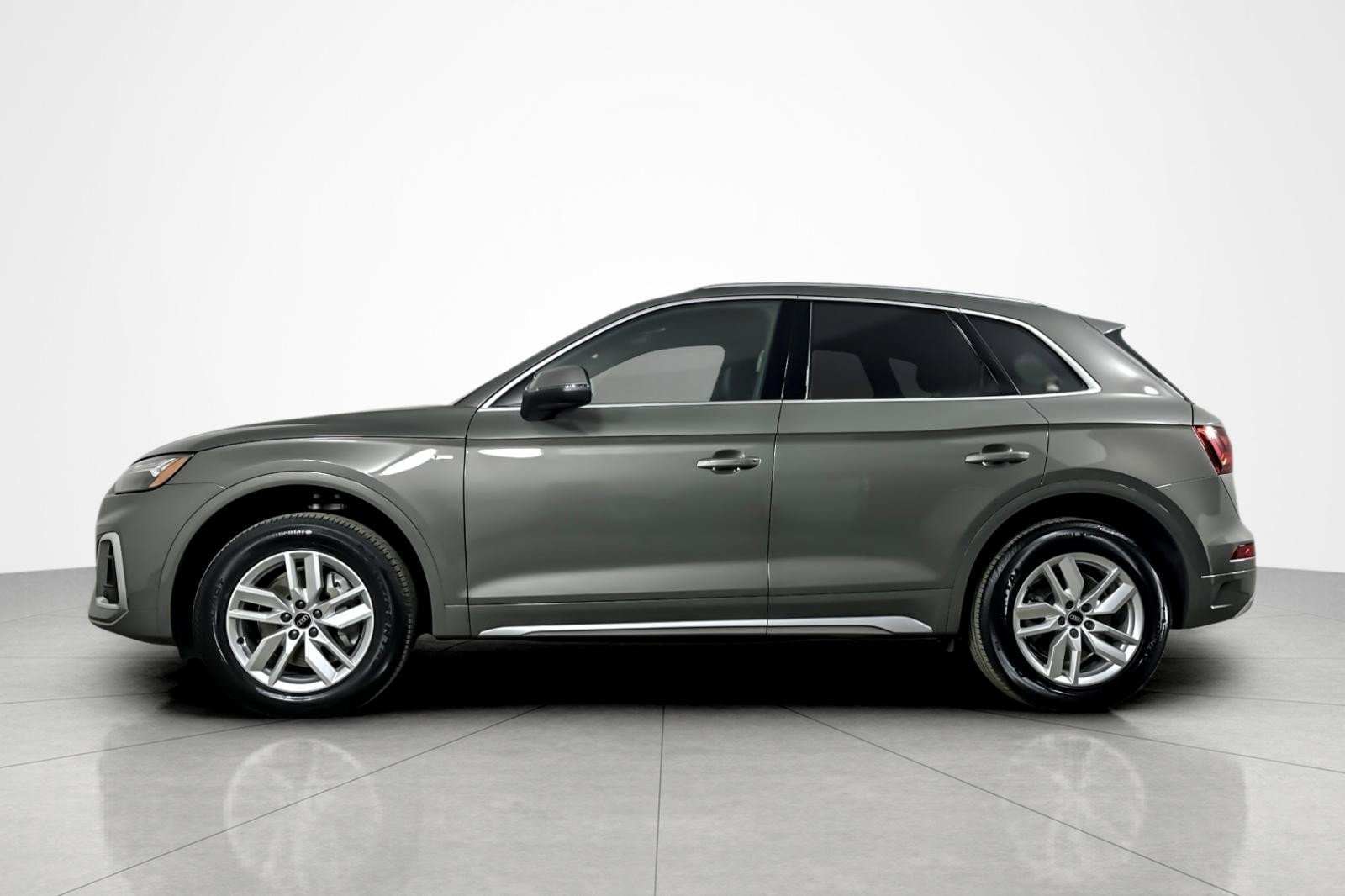 Used 2023 Audi Q5 2.0T Premium w/ Convenience Package image 2