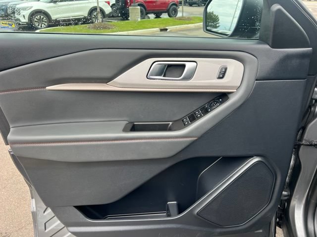 Used 2025 Ford Explorer Active AWD/4WD image 22