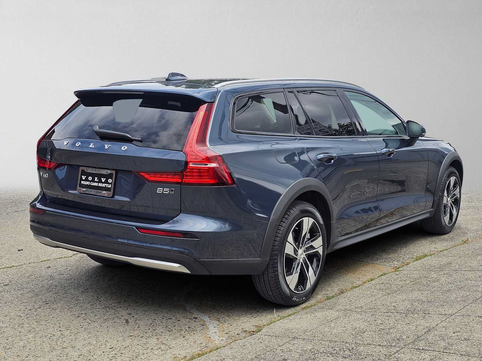 New 2026 Volvo V60 B5 Cross Country Plus w/ Climate Package AWD/4WD image 3