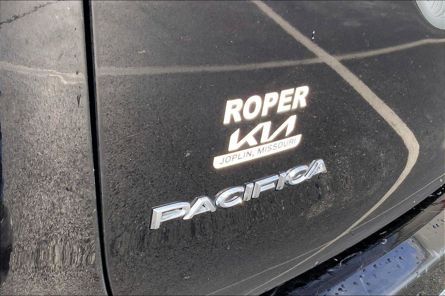Used 2024 Chrysler Pacifica Touring-L FWD image 8