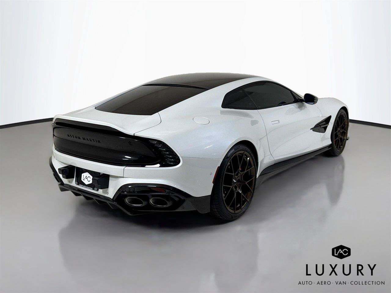Used 2025 Aston Martin Vanquish RWD image 6