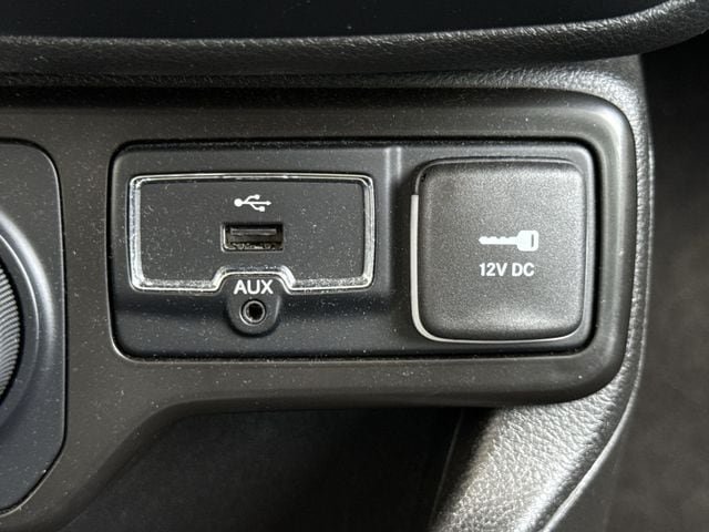Used 2023 Jeep Renegade Latitude AWD/4WD image 21