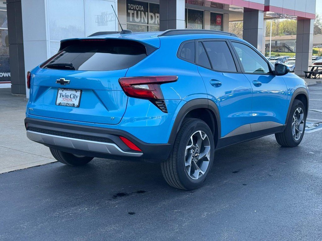 Used 2025 Chevrolet Trax LT w/ LT Convenience Package image 3