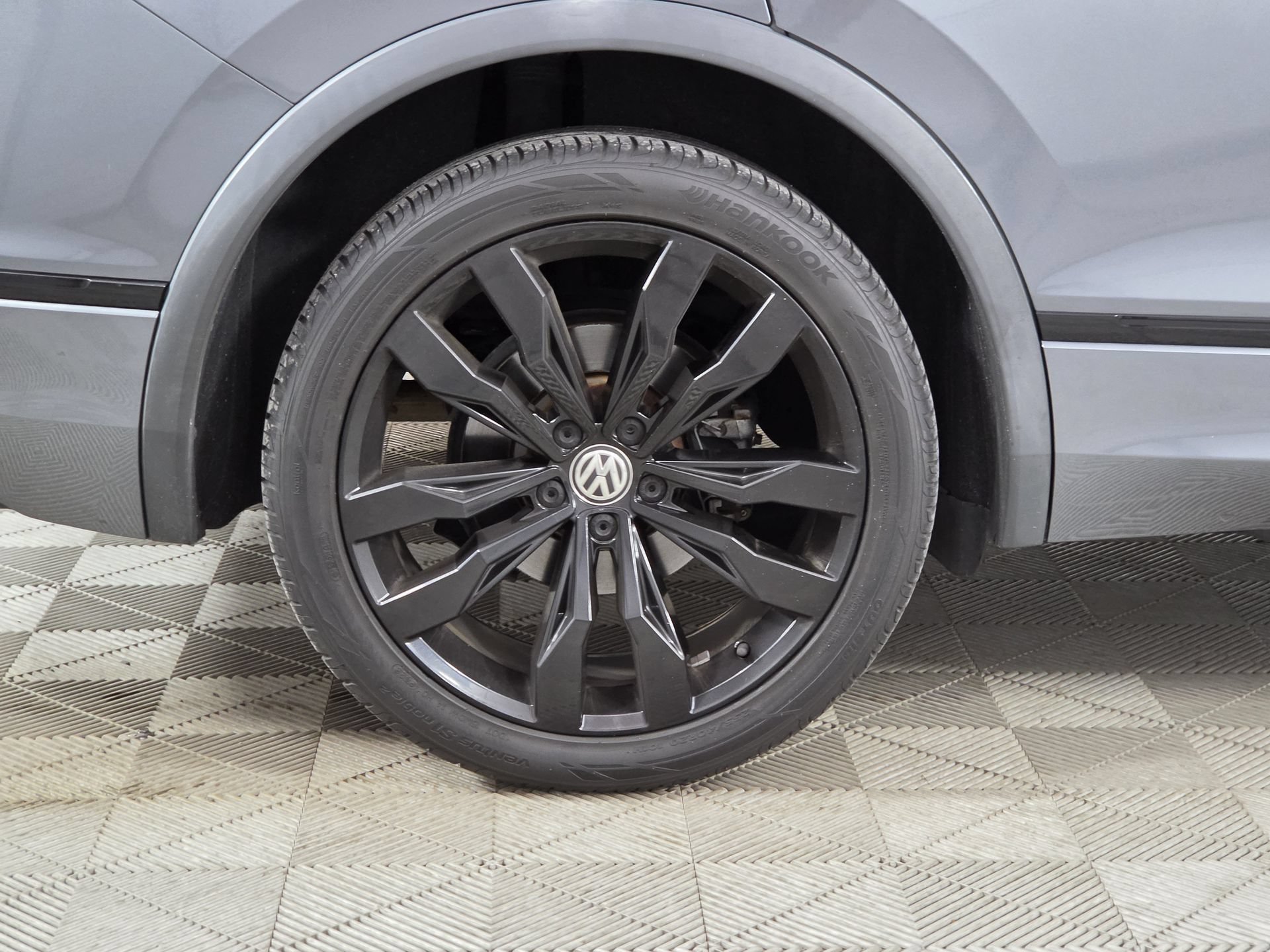 Used 2020 Volkswagen Tiguan SE R-Line FWD image 42