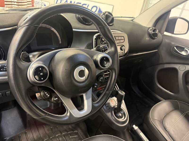 Used 2017 smart fortwo passion RWD image 19