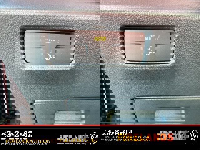 New 2025 Volkswagen Tiguan SE image 32