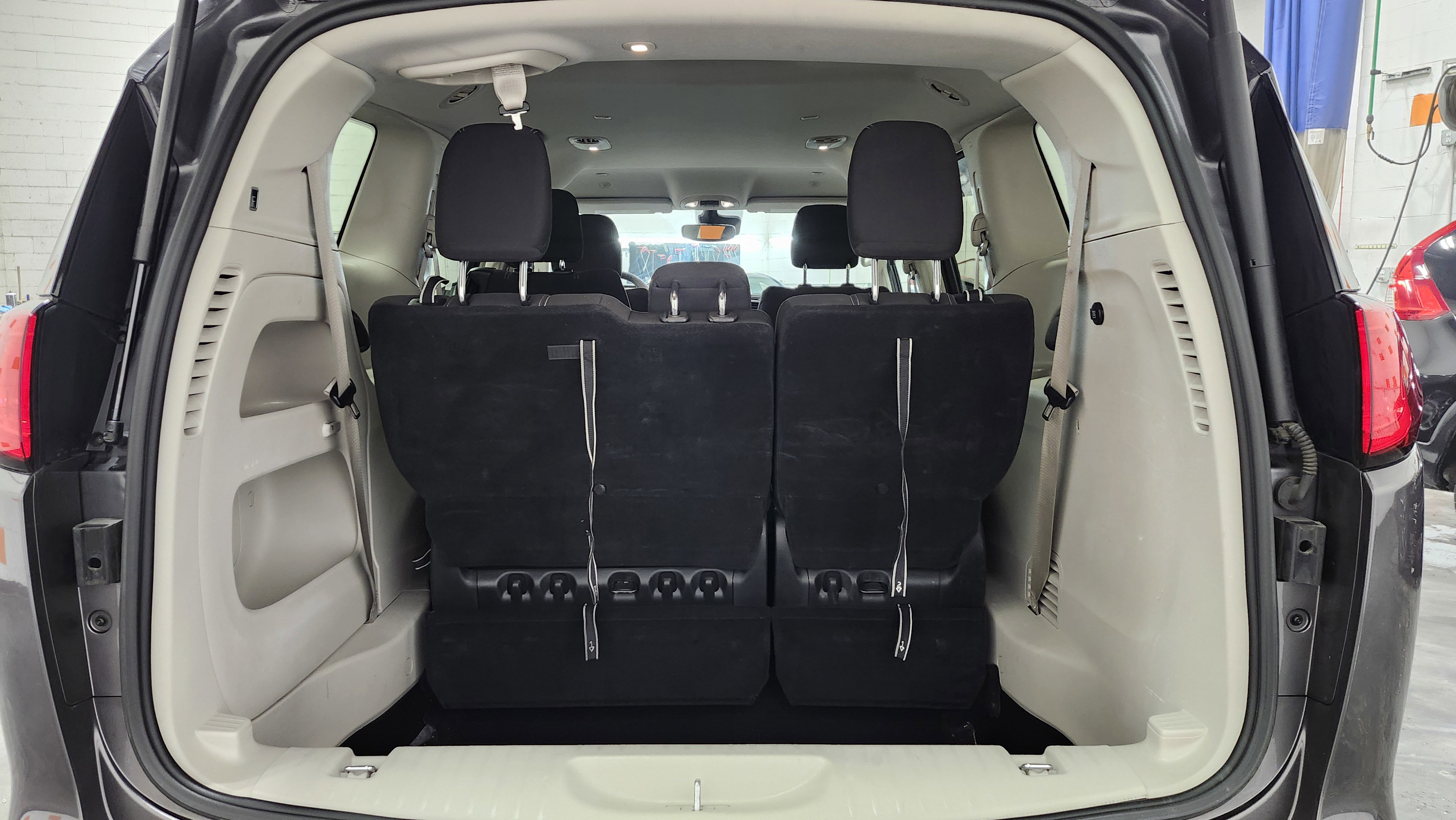 Used 2023 Chrysler Voyager LX image 20