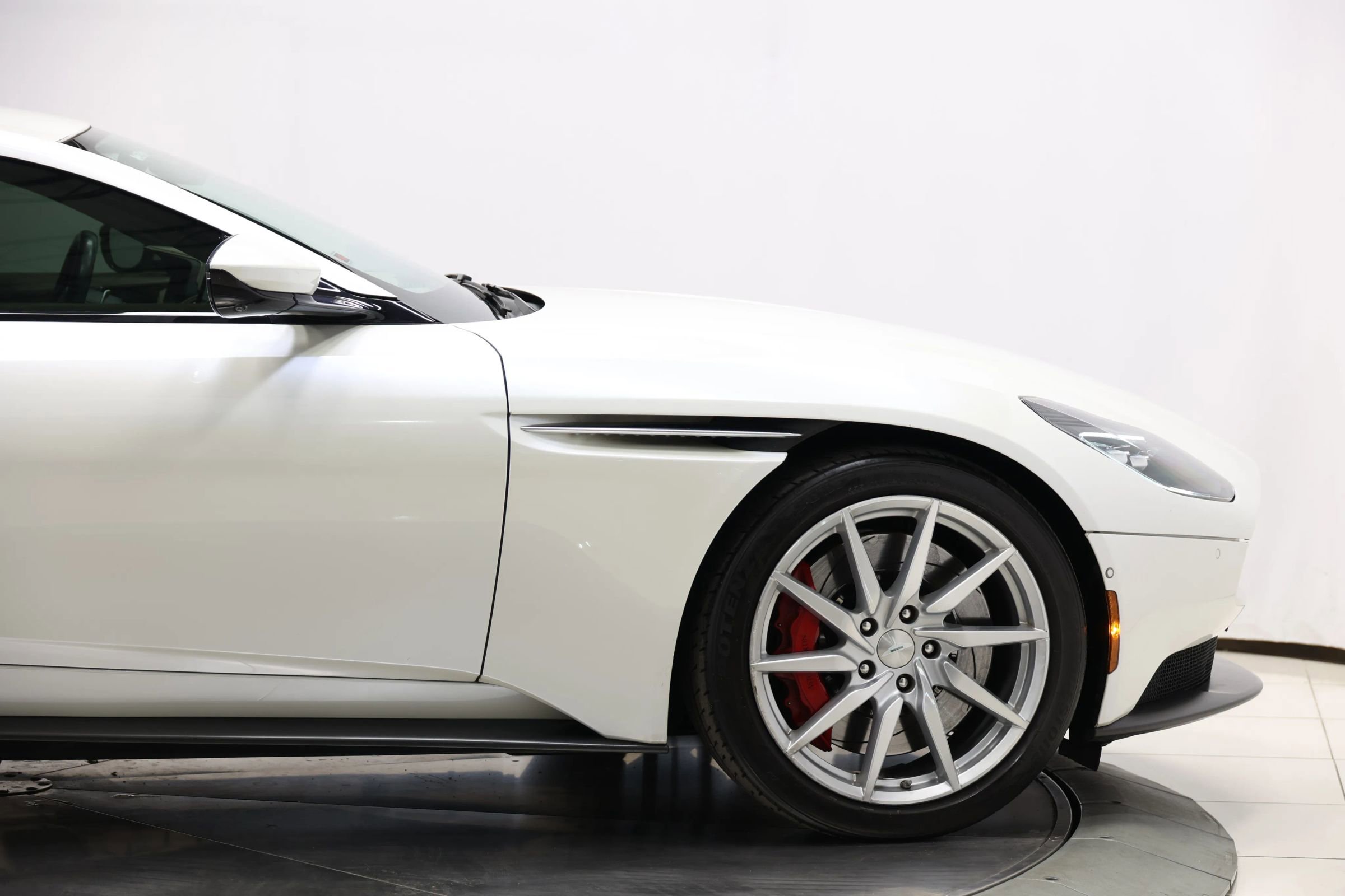 Used 2018 Aston Martin DB11 Coupe image 55