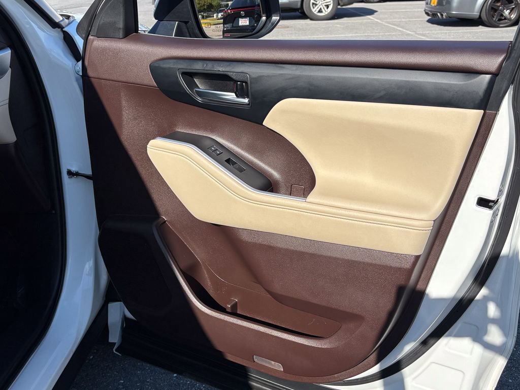 Used 2022 Toyota Highlander XLE AWD/4WD image 41