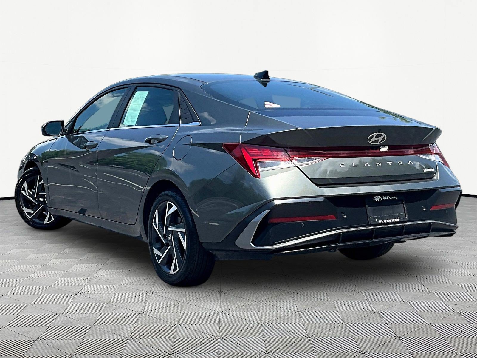 Used 2024 Hyundai Elantra Limited FWD image 4