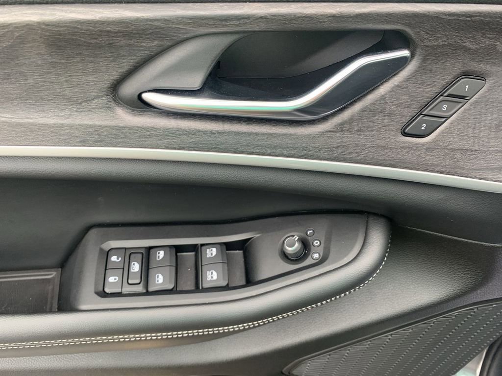 Used 2024 Jeep Grand Cherokee L Limited image 12