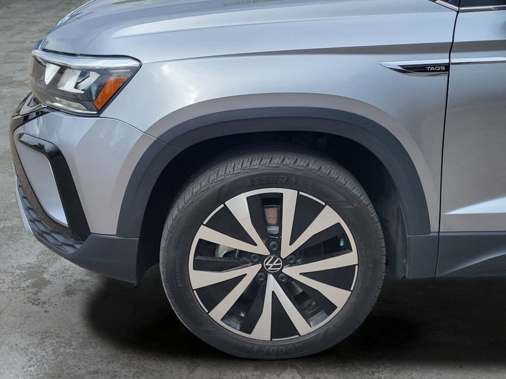 Used 2023 Volkswagen Taos SE w/ Panoramic Sunroof Package FWD image 8