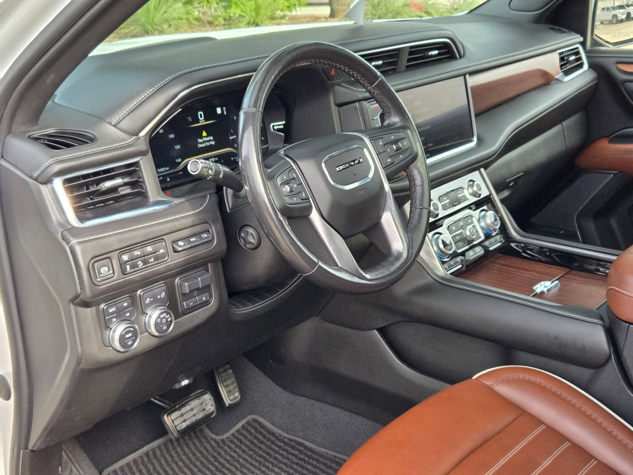 Used 2023 GMC Yukon XL Denali Ultimate image 10