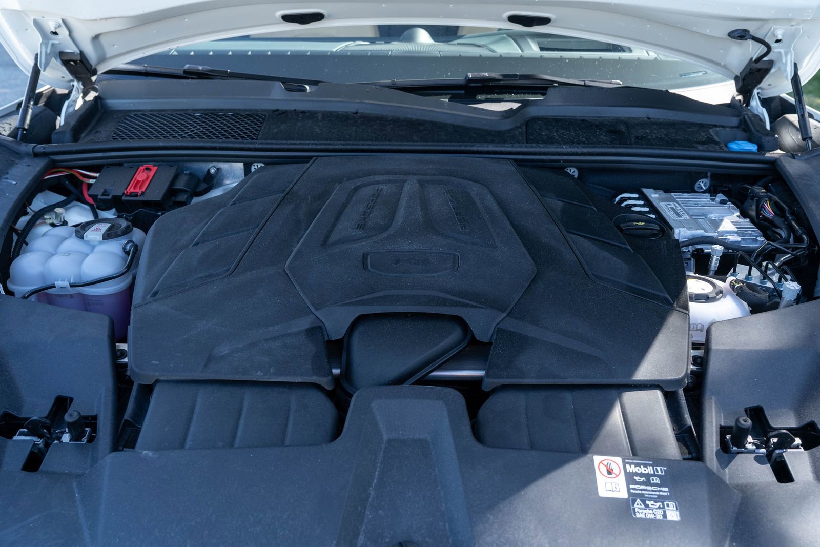 Certified 2025 Porsche Cayenne E-Hybrid w/ Premium Package Plus image 15