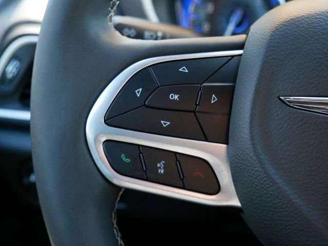 Used 2025 Chrysler Pacifica Select image 19