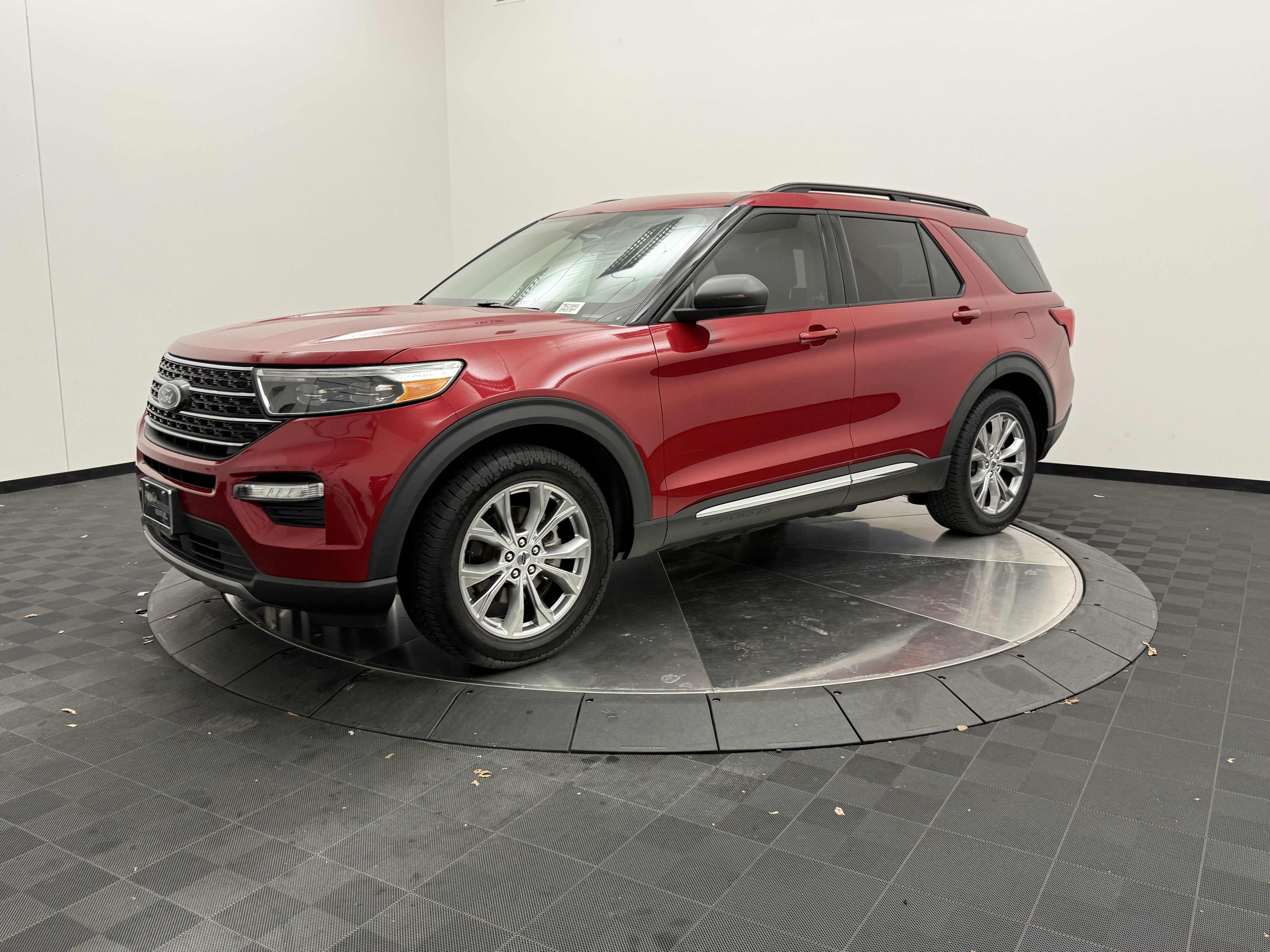 Used 2021 Ford Explorer XLT w/ Equipment Group 202A image 4