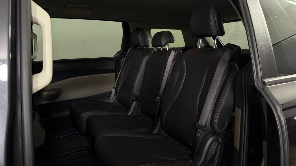 Used 2025 Kia Carnival FWD image 26