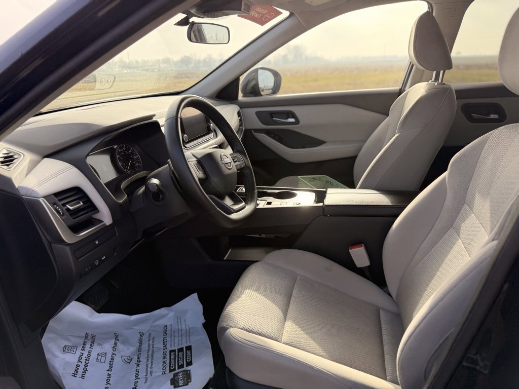 Certified 2025 Nissan Rogue SV image 9