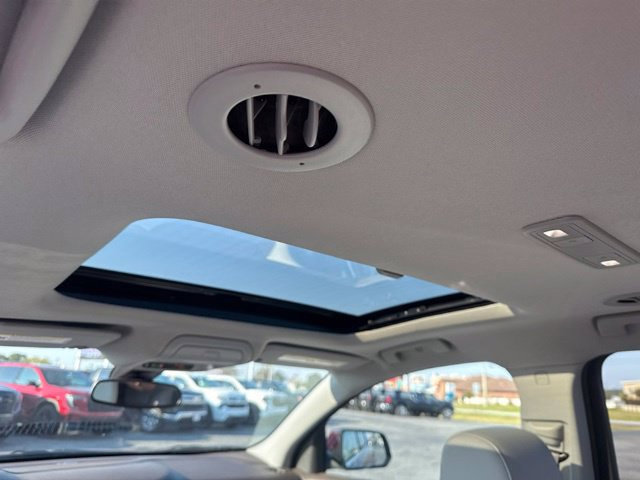 Used 2023 GMC Acadia SLT w/ Technology Package FWD image 14