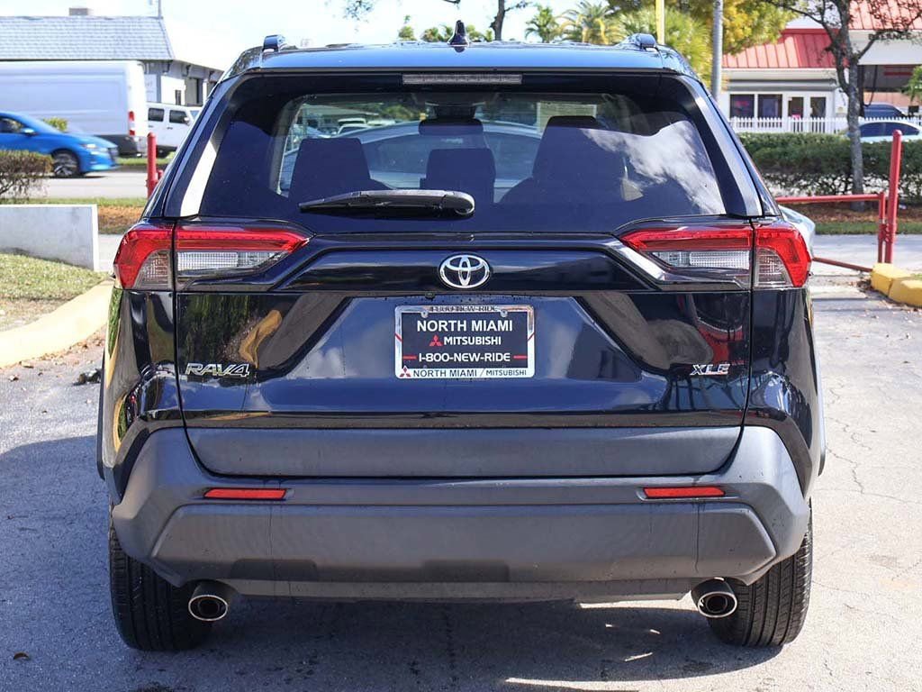 Used 2019 Toyota RAV4 XLE w/ Convenience Package FWD image 11