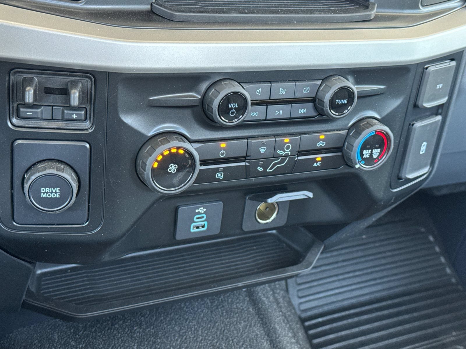 Used 2024 Ford F550 Luxury RWD image 19
