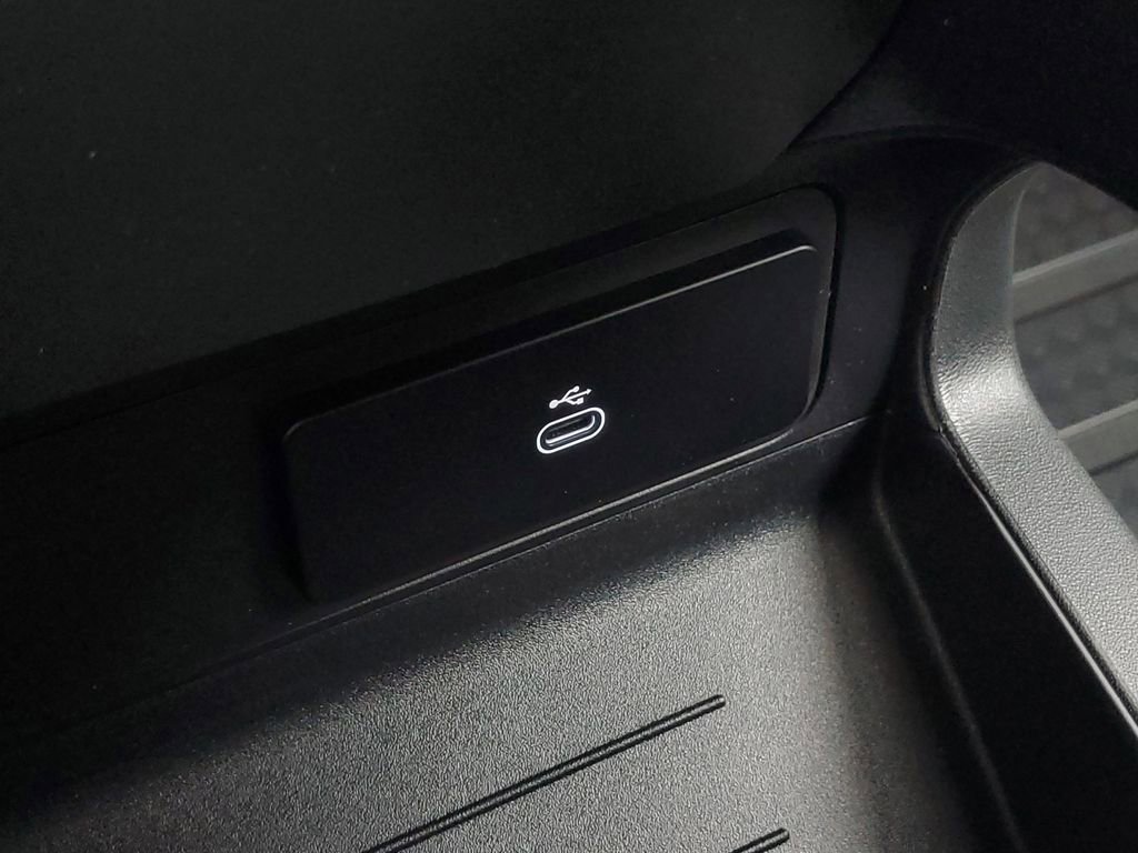 Used 2025 Land Rover Defender 130 X-Dynamic SE image 32