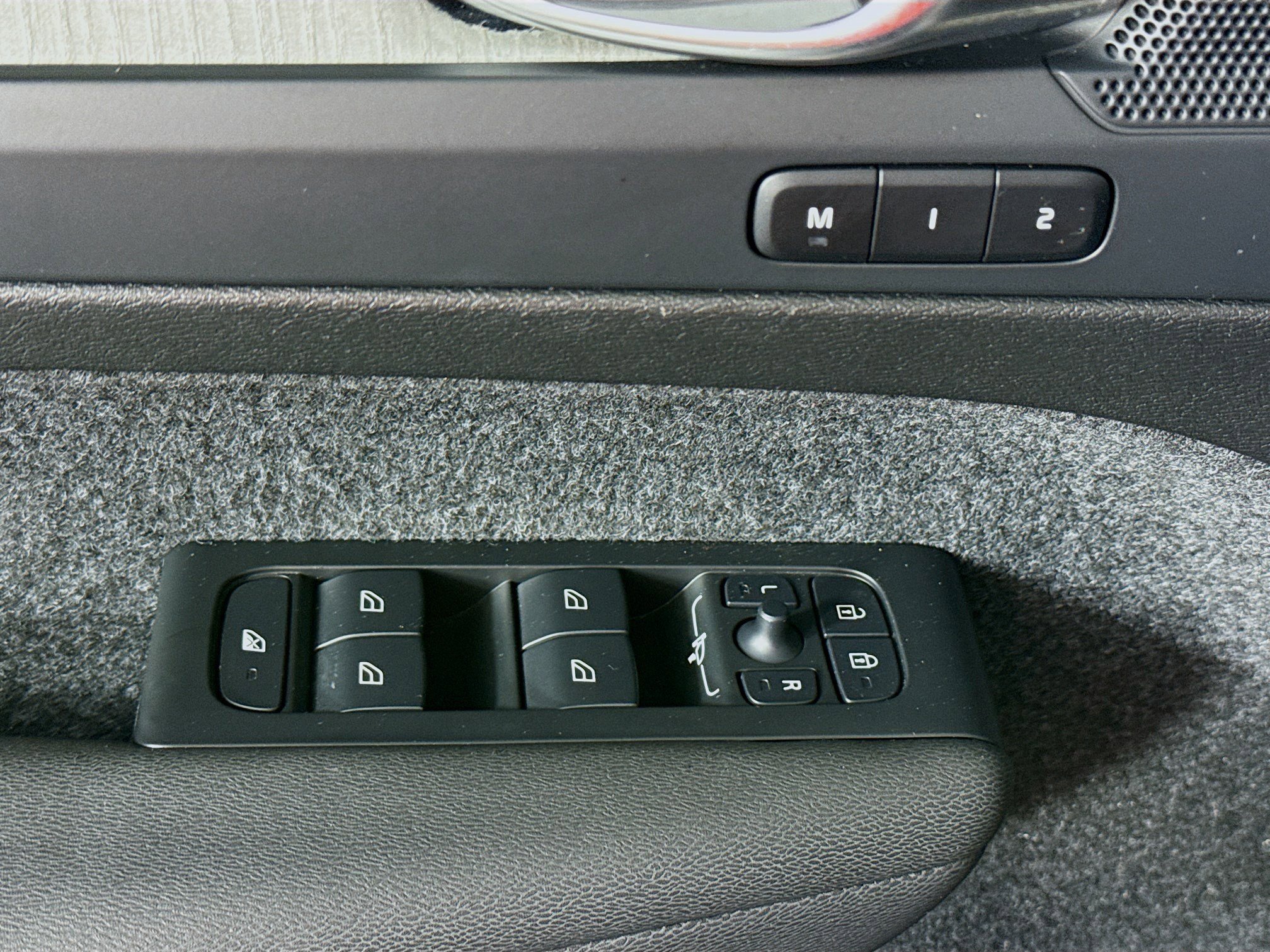 Used 2025 Volvo XC40 B5 Core image 24