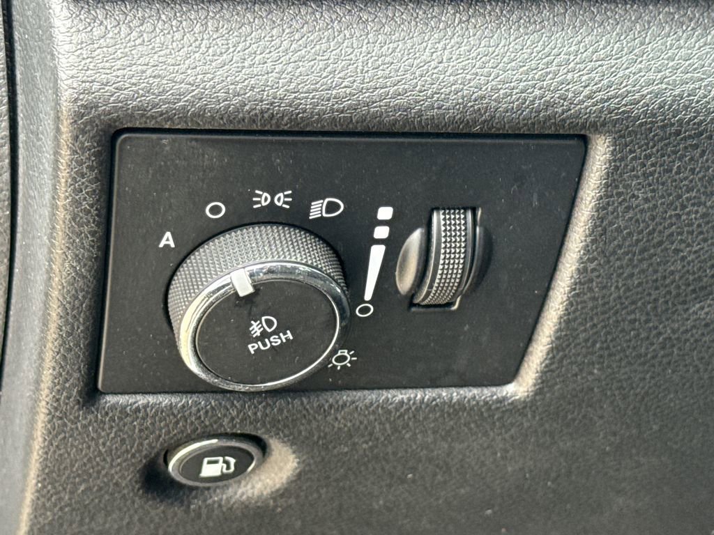 Used 2018 Jeep Grand Cherokee Laredo image 20