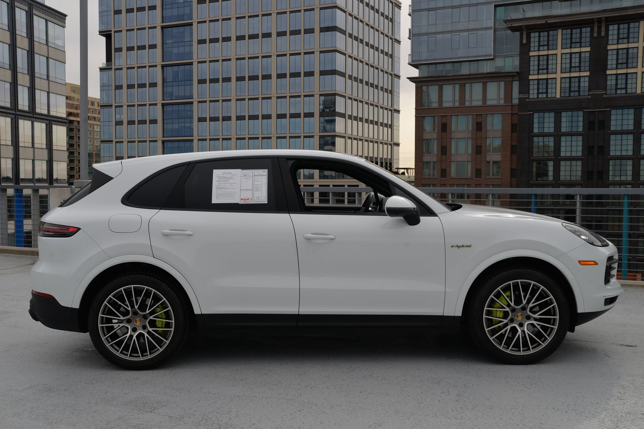 Certified 2022 Porsche Cayenne Platinum Edition image 9