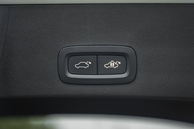 Certified 2024 Volvo XC40 B5 Ultimate w/ Protection Package Premier image 11