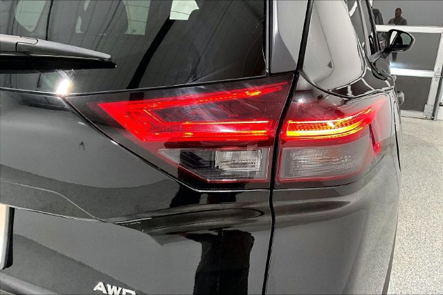 Used 2023 Nissan Rogue S AWD/4WD image 29