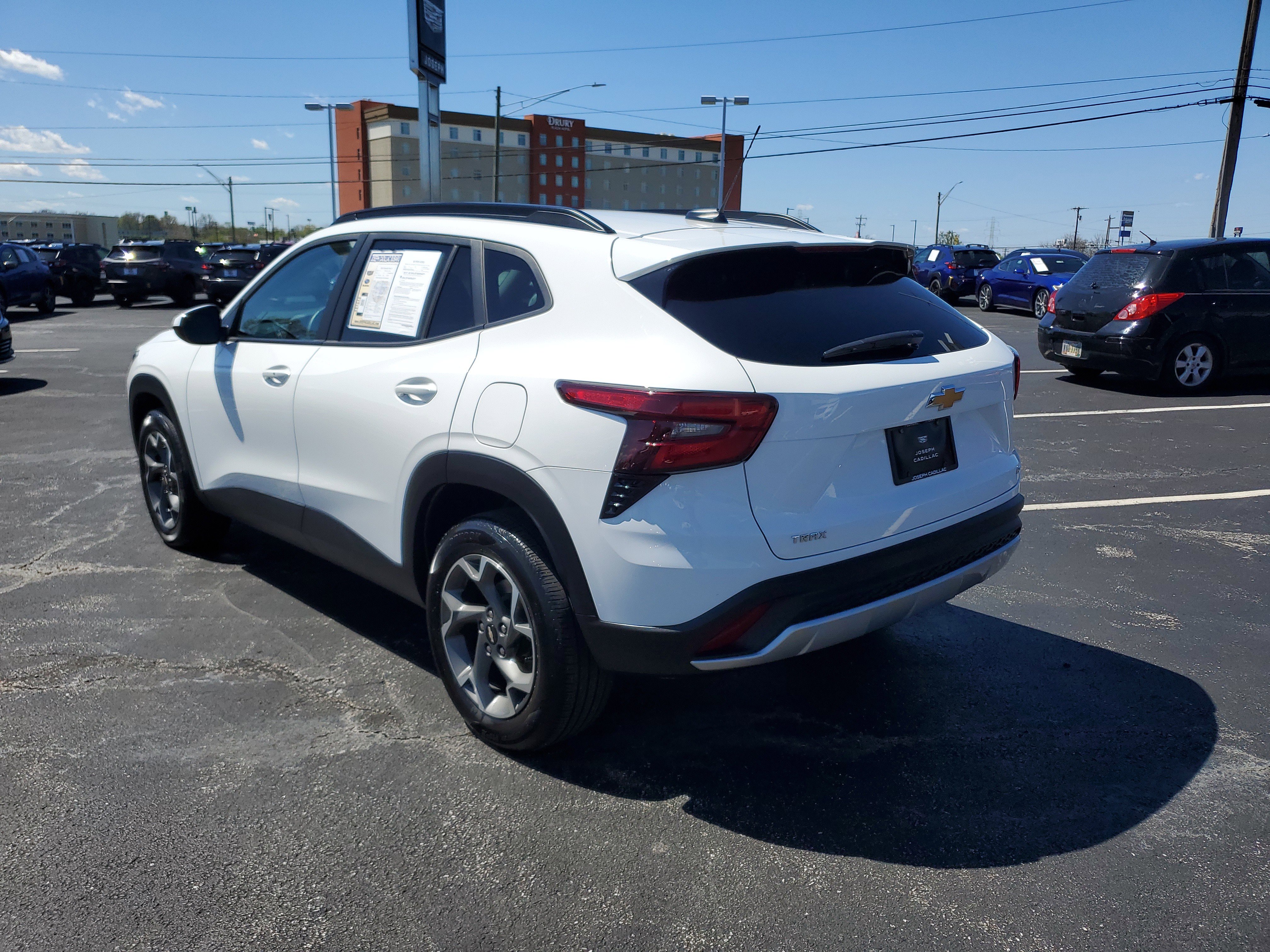 Used 2024 Chevrolet Trax LT w/ Driver Confidence Package FWD image 2