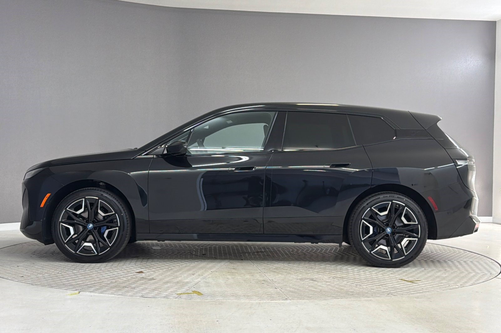 Used 2025 BMW iX xDrive50 w/ Premium Package AWD/4WD image 2