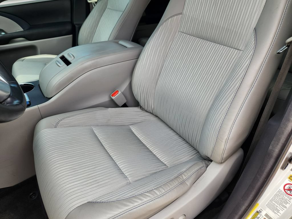 Used 2017 Toyota Highlander Plus FWD image 14