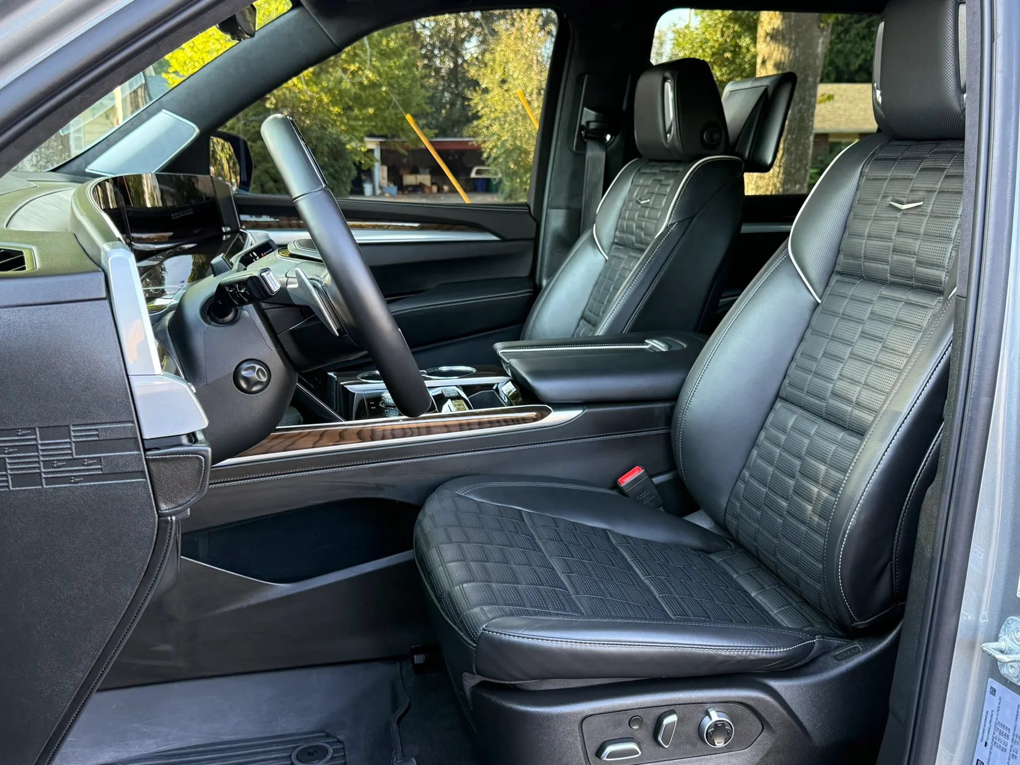 Used 2026 Cadillac Escalade ESV Platinum Sport w/ LPO, ONYX Package AWD/4WD image 15